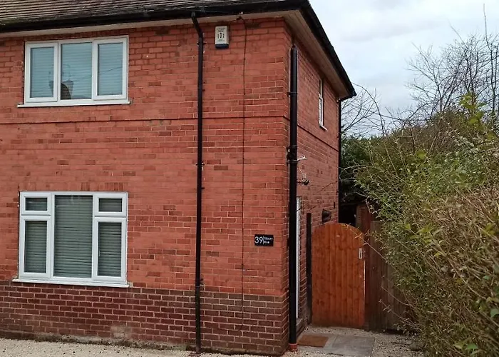 Stunning 3 Bed House Sleeps 5-6, Wifi, Off Street Parking In Nottingham Close To M1
