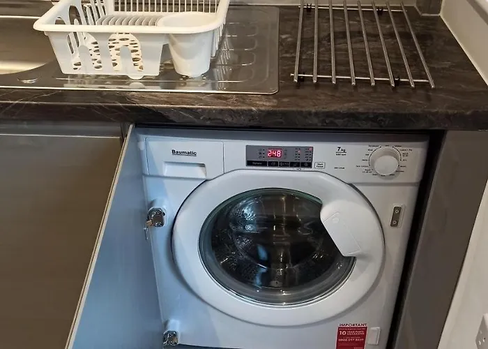 Stunning 3 Bed House Sleeps 5-6, Wifi, Off Street Parking In Nottingham Close To M1