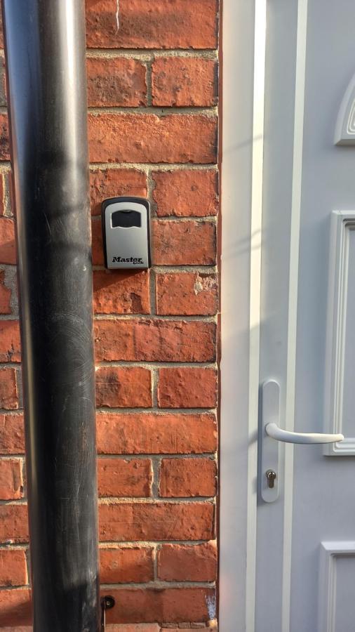 Apartamento Stunning 3 Bed House Sleeps 5-6, Wifi, Off Street Parking In Close To M1 *