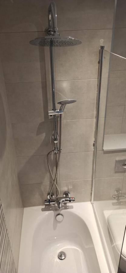 Stunning 3 Bed House Sleeps 5-6, Wifi, Off Street Parking In Close To M1 Apartamento