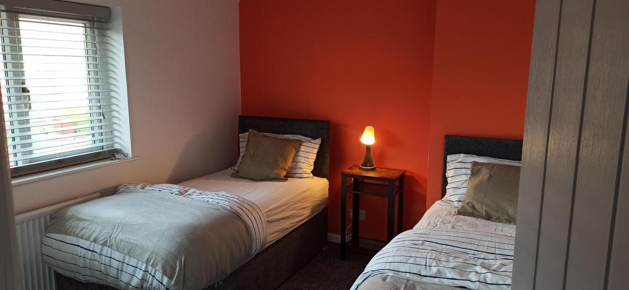 Stunning 3 Bed House Sleeps 5-6, Wifi, Off Street Parking In Close To M1 Apartamento *